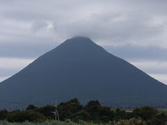 ４ｔの皆様の旅行記で鹿児島最南端の駅「西大山駅」・・の線路を通過しまって。。

時間が無いので諦めて「開聞岳」が良く見える場所を探した。
此処が良いんじゃない？という事で、農道に車を停車して撮影タイム。