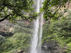 険しい山道を歩くこと30分。ピナイサーラの滝に到着。
迫力ある瀑布に疲れも忘れて、気分は高揚　ｵｵｰw(*ﾟoﾟ*)w