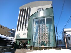今日は男鹿半島まで行きますが、時間があるので、秋田市内を観光します。
竿灯会館、金子家、秋田銀行の共通券260円。

竿灯会館から入ってみます。