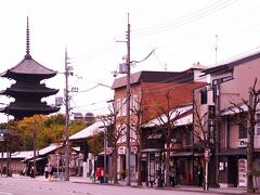 大宮通りから東寺を望む。
　ホテルではチェックイン前に荷物を預かってくれるので大助かり。
　また、雨が降る予想が出ていたので軽装で見学へ。
　7条から東寺へ。
　今にも泣きそうな空模様。
