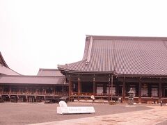 西本願寺
　この時点では、雨は降ったり止んだり状態｡