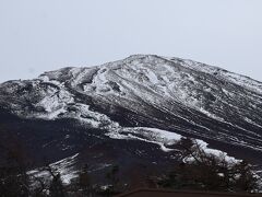 13:00　富士山五合目到着
うっすら積雪！近くで見ると威風堂々とした姿！
