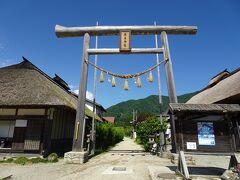 「高倉神社」の鳥居です。
メイン通りを散策していると、いきなり現れましたー。

「高倉神社」がいつ創建したかはわからないようです。
後白河天皇の第三皇子だった高倉以仁王が平家討伐の令旨を発令しましたが、敗れました。
しかし、この村に落ち延びたという伝説があります。
そんな高倉以仁王を祀っている神社です。