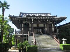 天然寺本堂　浄土宗の一寺、創建は1626年、開基は村上藩堀家の家臣平井直衛、開山は然蓮社天誉秀公和尚、本尊は阿弥陀如来像です。山門を通ると、参道脇に六地蔵、奥に二階建ての本堂、如意輪観音菩薩像があります