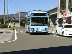 １１：０１室戸方面、室戸世界ジオパークセンター行のバスが来ました。

バスは一番簡単に書くと、奈半利～室戸世界ジオパークセンター～海の駅東洋町と２本乗ればDMVの有る方に抜けられます。

それぞれのバスの運行区間は、、

西側＝安芸～奈半利～市役所～室戸岬～ジオパーク。
　時刻表に「高」と書いてある便は、ちょっと内陸の室戸高校に行って、西岸に戻って室戸岬を通ってジオパークに向かいます。
奈半利
　＼　　　　　　　ジオパーク
　　 市役所-高校　／　
　　　　営業所　／
　　　　　室戸岬

東側＝室戸営業所～市役所～室戸高校～ジオパーク～廃校水族館～海の駅東洋町～甲浦岸壁。
　室戸高校の有る所に西岸から東岸に抜ける道が有りますので、東側のバスは室戸岬を通らず、ここを抜けて東岸を北上します。
　　　　　　　　　　甲浦岸壁
　　　　　　　　海の駅東洋町
　　　　　　　廃校水族館
　　　　　　ジオパーク
市役所-高校－／　
　営業所

西側のバスと東側のバスのルートが一部重複していますので、
例えば、奈半利から乗ったら室戸小学校通で降りて、市役所前のローソンで買い物して室戸市役所前から乗っても、海の駅東洋町まで行く事が出来ます。
GoogleMAPなどでバス停の位置、時刻をよく把握して乗り降りしてください。

みぎした５５ではなく、お金で乗る時はジオパーク乗換のみ乗継割引券が出ます。

トイレは奈半利駅１階、海の駅東洋町の他、乗り継ぎのジオパークのバスロータリーに有りますので、行くならそこです。奈半利～ジオパークで１時間１０分ですけどね。