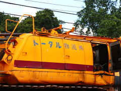 停泊中のクレーン台船のクレーンは退役日本人。