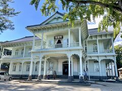 神社の隣に「興雲閣」がありました。ミントグリーンが印象的なこの建物は明治36年に明治天皇行幸時の御宿所として建設された迎賓館だとか。
美しい洋館ですが、木造建築に西洋風の装飾や彫刻が施された「凝洋風建築」に分類されるんだそうです。

