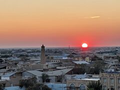 イチャン・カラではなく 城外の街並みに沈むのが少し残念だったけど綺麗な夕陽が見られて良かった。