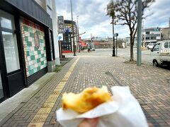 13時に駅着いて13時半の見学予約とか、いつお昼食べればいいんだろうと思い、見渡す限りコンビニはなし。駅横のお土産屋さん兼観光案内所にかろうじてアップルパイがあったので購入。急いで食べ歩きです。

余市のりんごは余市で生産されているリンゴです。
ニッカウヰスキーの前身”大日本果汁”（略してニッカ）ではウイスキーが熟成するまでの間、りんごジュースなどを作っていたそうです。