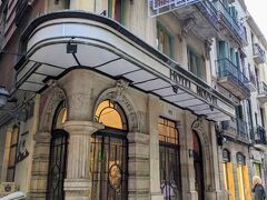 30分ほどで中心部に到着（33.95ユーロ）。ホテルはカタルーニャ広場そばのホテル・ヌーベル。タクシーはランブラス通りで降ろされ、ここをまっすぐ行くとホテルだよと教えられました。ホテルはアールヌーボー調のクラシカルな外観です。