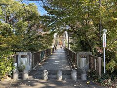 しかし、まだランチには早いので（この時 10時ぐらい^^;。宝徳寺の駐車場が９時でも満車になるという情報だったので、９時着を目指して行ったため）、群馬県みどり市大間々にある「はねたき橋」の紅葉を見に行くことにしました