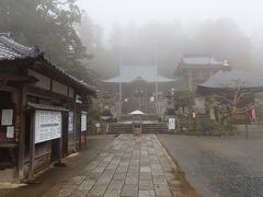 宿のチェックインまで未だ、時間があったので、清澄寺にも立ち寄りました。雨の日で山の中にある清澄寺は霧の中。ちょっと幻想的でした