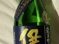 岡山県倉敷市の熊屋酒造 伊七 純米吟醸生酒を購入。前回の旅行記と同じホテルキャビンスタイルのタコ部屋でバラ寿司を肴に一杯やっていたところ