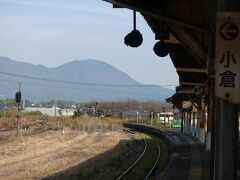 　日田彦山線・田川伊田駅から、下り普通列車に乗り込みました。休日で駅は無人、自動券売機すら止まっていたので、整理券を取って乗車です。