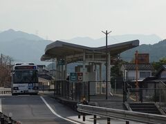 　駅には、西鉄バスが乗り入れてきてビックリ。従来からの路線バスも、ホームへ乗り入れるようになったんですね。本数はＢＲＴより、かえって多いくらい。
　最近はＪＲと西鉄の連携が進むようになり、利用者目線でも喜ばしいこと。都市部では、サービスを競ってほしい関係ではありますが。
