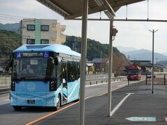 　１４時５０分発の日田行きが「入線」。赤バスも続行便として後を追います。好調とは聞いていましたが、続行便まで出しているとは。
　乗り試し客としては電気バスに乗りたい気持ちは同じで、電気バスは満員、赤バスが無人でホームを離れました。
