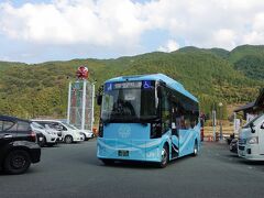 　僕らは４駅目の「勧遊舎ひこさん」で下車。ＢＲＴを待つファミリー連れが列を成して待っており、続行便にも多くの人たちが乗って行きました。
　なおＢＲＴでは交通系ＩＣカードも使えます。見慣れたカードリーダーはなく、現金乗車時と同じように整理券を取り、下車時に運転士に申し出ます。
