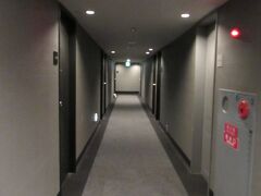 【ハミルトンホテル　ブラック】

「廊下」
ただ寝るだけなので、安かったこのホテルに決めました。
アサインされた部屋は5階のエレベーターすぐ近く。
でも、物音はそれほど気にならなかったです。