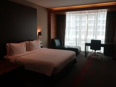 コタキナバルのホテルはグランディス、海岸沿いの４つ星ホテルで、朝食付きで１万円程度。広くて豪華な部屋でシンガポールに比べると断然安い。