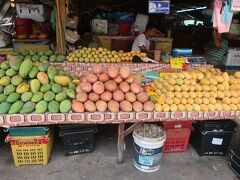市場の先に海岸沿いに進むとさらに果物市場。
マンゴが並ぶ。
