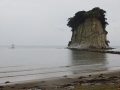 見附島・・・弘法大師が見つけた島

そのことが　名前の由来になっている　能登のシンボル

実際見てみると　コンパクトに美しく　別名「軍艦島」

引き潮の時には　島までの遊歩道が現れますが

今回雨模様で　スリップ危険で断念

カモメなどの鳥が多く見られ　冬の訪れ感じさせる空気感

人知れず佇む島は　寡黙な美しさ

朝日が立ち上る時間に見たかったのですが　あいにくの雨

前日の夜のライトアップも同様に見れず　翌日の訪問となりました

