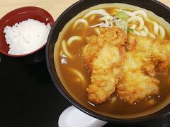 で、列車待ちに昼食？朝食？タイム。オススメにあった鶏唐揚げうどんとライスのセットをチョイス。私鶏肉苦手なのですが、あまりの空腹で焦って食券をポチっと。けど違和感無く頂けました。(どんだけ空腹なんだって話ですが…笑)