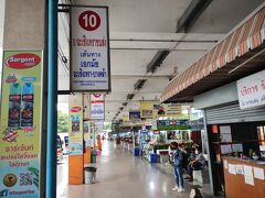 バスターミナル内には
お店や売店が結構あります。