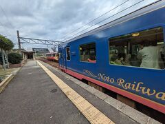 和倉温泉駅に到着、列車は七尾駅まで運行されますが、我々はここで下車しました。