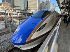 旅の1日目の11月18日（土）は、東京駅7時52分発の金沢行き北陸新幹線『はくたか553号』に乗車しました。

この列車は昨年2022年10月の長野県野沢温泉の旅でも乗車しました。