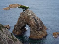 入口から続く急な石段を登って行くと、数分で最初の景勝地『千貫松島』が見えて来た。その象徴が大きな海蝕洞門である。岩の上に松が映え、何とも言えない景観である。