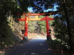 リフト茶屋から、坂道数分で太皷谷稲成神社。下からですと,約1000本の朱色の鳥居が続く、263段の石段を登ります。
