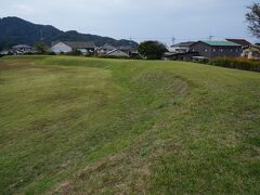 すると、途中の町営駐車場前バス停で降りれば、10分ほどで歩いて行けるというので、そこで降りた。海岸沿いをしばらく歩くと、浦富台場跡と言う標識を見つけた。寄り道してみると、鳥取藩が幕末に築いた11の台場のひとつだそうだ。鳥が羽を広げたような地形が綺麗に残されていた。