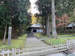 14:25 中尊寺 金色堂前に到着しました。
藤原清衡・基衡・秀衡・泰衡が葬られています。