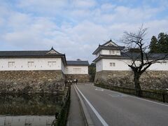 滋賀縣護國神社を後にして、彦根城へ。
城の一部を利用した道路の設計はとても好き。