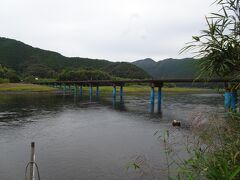 【佐田沈下橋】さだちんかばし

架設：1972年（昭和47年）
橋長：291.6ｍ
橋幅：4.2ｍ

佐田沈下橋は、四万十川の最下流に架かる、全長291.6ｍの一番長い沈下橋です。

