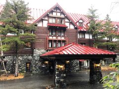 《上高地帝国ホテル》外観：ホテル正面入口
「上高地帝国ホテル」は、ひっそりとした木立の中に佇み、いすスイスやアルプスの山小屋を思い起こさせる赤い三角屋根がシンボルの山岳リゾートホテルです。「上高地帝国ホテル」の歴史を紐解いてみると日本初の本格的山岳リゾートホテルとして昭和8年(1933年)に開業しました。メーンエントランスを入ると正面には、ホテルのシンボルマントルピースがあります。