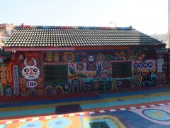 ツアー次の目的地は、「レインボー・ビレッジ」と呼ばれる彩虹眷村。かつて中華民国軍に所属していた黄永阜氏が１５年ほど前から書き始めた独特のタッチの絵で有名な観光名所です。