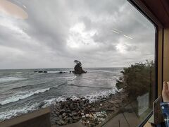 女岩と海越しの立山連峰が見える絶景スポットですが連峰の山々は見えません。海越しに標高3,000m級の山々を望むことが出来る景色は、世界でも稀有な景色ということで楽しみにしていたのですが残念です。