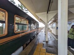 列車は雨晴（あまはらし）駅に到着。「べるもんた」はこのまま氷見駅まで行きますが、我々は雨晴駅で下車、雨晴海岸を散策予定でしたが雨のため、約400m離れた雨晴海岸が眺められる道の駅に行くことにしました。