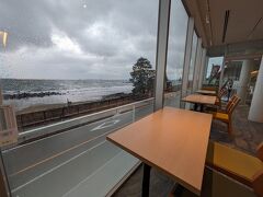 道の駅「雨晴」に到着。２階のカフェから女岩を眺めながら休憩しようと思っていましたが、海岸の松でちょうど女岩が見えません（デッキに出れば見えたかもしれませんが雨が激して出れませんでした）。