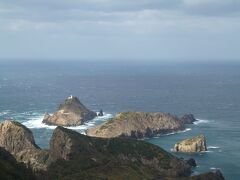 白島崎は隠岐の島の最北端になります。日本海にアルカリ石英の白い岩肌を持つ島が点在する美しい風景の場所です。曇りがちの天気の日で、少し残念でしたが、自然が造り出した美しさは感じることができました。海から楽しみたい方は中村の港から船が出ているそうです。