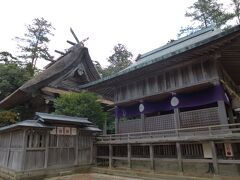 白島展望台を訪れた後、車で15分ほど島の内陸にある水若酢神社へ。隠岐国一宮です。拝殿の横に回ると本殿が見えます。本殿は、大社造を思わせる外観の前面に向拝を 取付けている隠岐造りで国指定重要文化財です。屋根は 厚みのある茅葺きで重厚さを感じます。