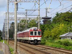 大池から薬師寺に向かう際、近鉄橿原線を走る電車越しに薬師寺の五重塔が見えました。鉄道ファンにはとても嬉しい光景でした。