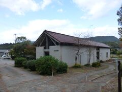 水若洲神社の道を隔てた北側に、五箇創生館があります。建物自体はシンプルな形です。中に入るとまず天井に架かる多いな凧が目に入ります。「隠岐の牛突き」や奉納相撲として夜を徹して行われる「隠岐古典相撲」など展示資料と共に、隠岐の歴史に関する映像を見ることもできます。隣の喫茶の方に声をかけると入れます。