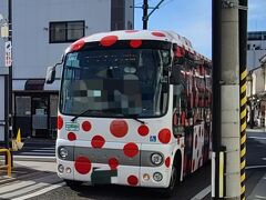 2日目、午前中は仕事だったので午後から観光です
タウンスニーカーという1日乗り放題500円を使い倒しました＾＾；
小さなバスでシンプルなものも多いのですがたまに草間彌生氏デザインの奇抜なバスも走っています
