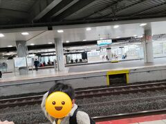 2時間半ほどで新大阪駅到着。
USJの最寄りまでは、新大阪駅⇒大阪駅⇒西九条駅⇒ユニバーサルシティ駅と2回乗り換えがあります。

母と弟は大阪散策へ。新世界や道頓堀で食べ歩きを楽しむそうです。
息子と夫と私はユニバーサルへ直行します。