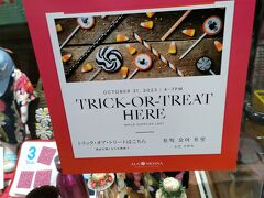 アラモアナセンターでハロウィンイベントやっていました。
１００店舗ぐらい参加していたようです。