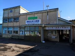 津軽鉄道の始発駅、津軽五所川原駅に到着。

五能線の五所川原駅を正面に見ると左手にあり、年季が入った駅舎があります。
この雰囲気が非日常を感じてわくわくさせてくれます。