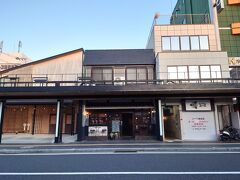 この日の宿は紀伊田辺駅から徒歩２，3分の場所にあって1階はカフェバーになっています
