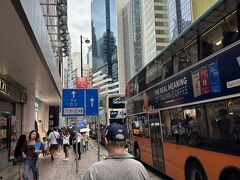 香港駅からはMTRの港島線に乗り換えて東へ。
15分ちょいでホテル最寄りの銅鑼灣駅に到着。
ここからは徒歩でホテルを目指します。
この辺の雰囲気は以前来た時とそれほど変わっていませんね～